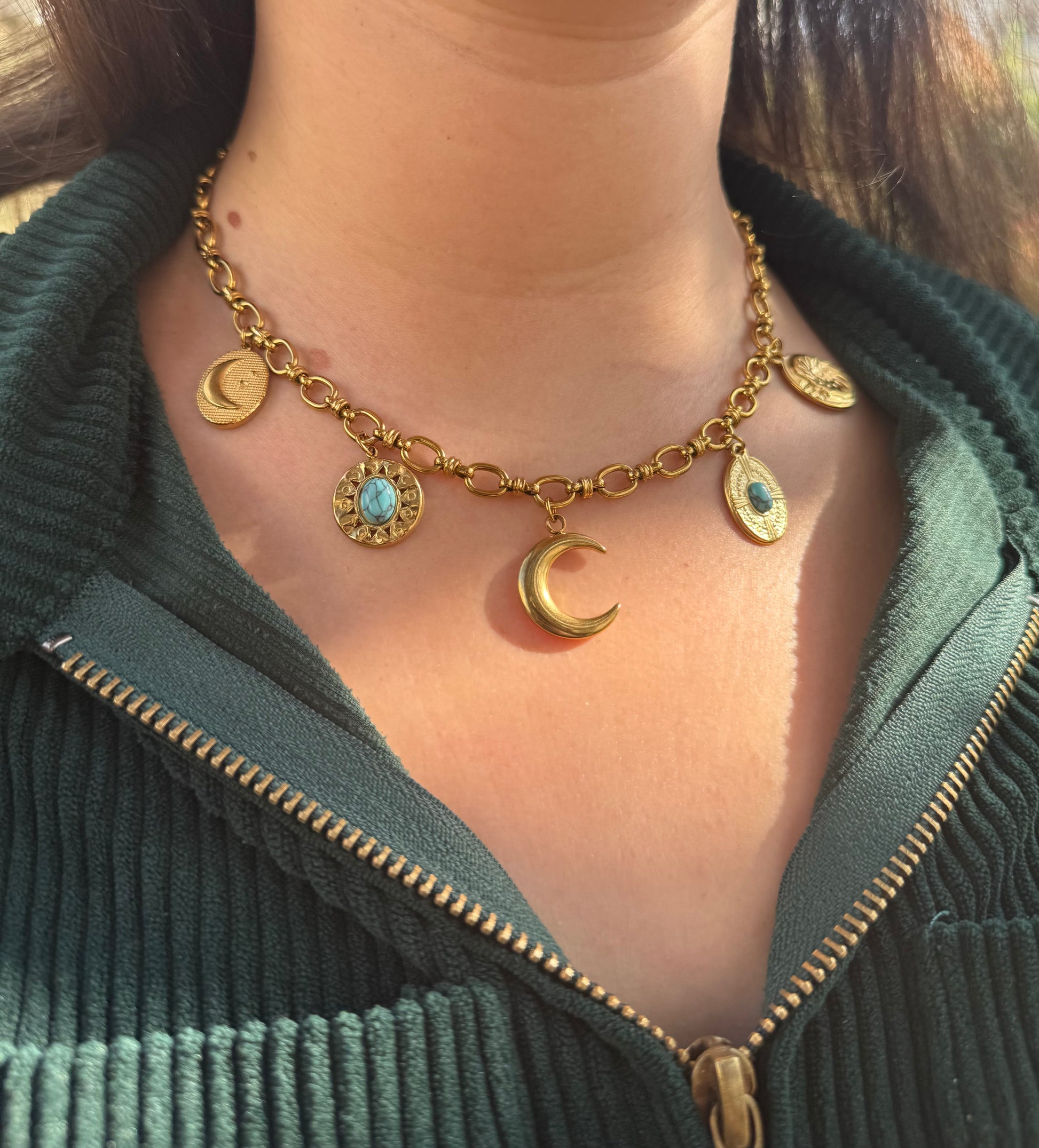 Collier 5 charms avec lunes et charms bleu et dorés
